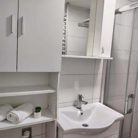 Eva Apartman *